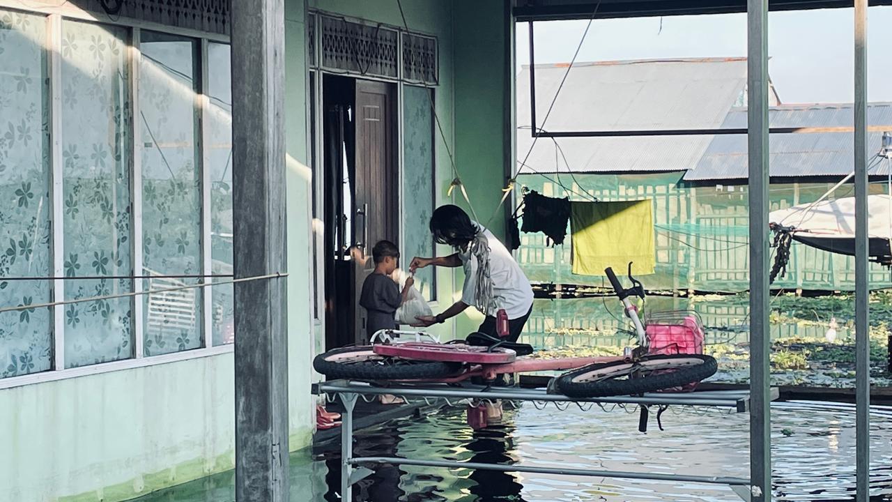 Salurkan-bantuan-untuk-warga-terdampak-banjir-di-HSU.jpg