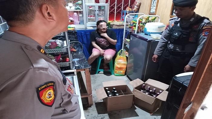 Terbukti Jual Miras, Perempuan Pemilik Warung di Limau Nipis Ini Diamankan Personel Polres Tabalong