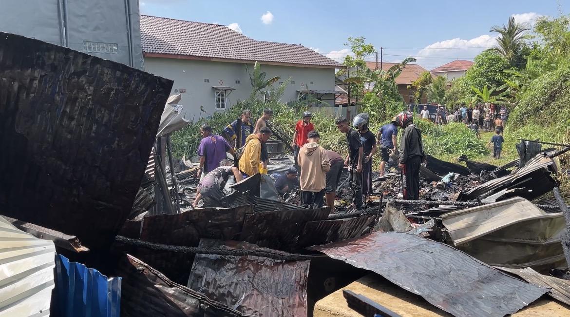 Kebakaran di Jalan Lingkar Dalam Selatan Banjarmasin, Warung 24 Jam dan Gudang Ludes Terbakar - Banjarmasinpost.co.id