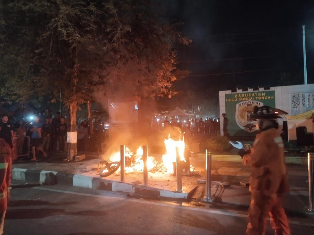 Satu-unit-motor-terbakar-di-Lapangan-Dwi-Warna-Barabai-1.jpg