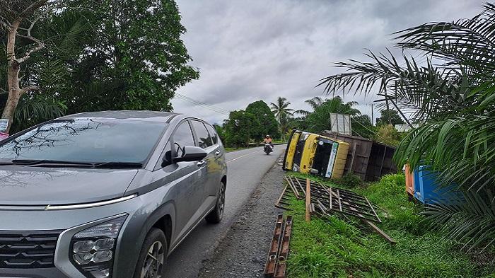 Bahu Jalan Ambrol, Truk Ini Terguling di Desa Sawahan Batola