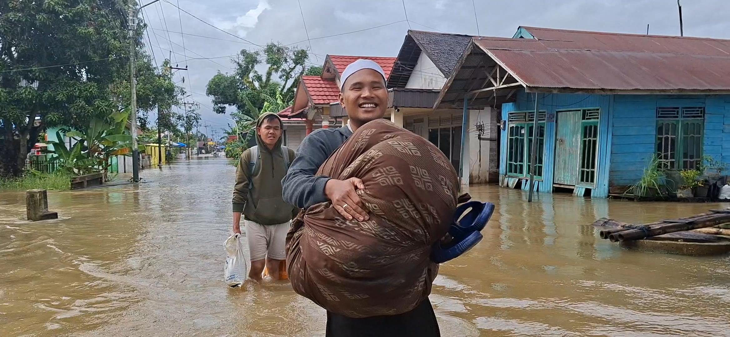Sebagian-warga-di-Pekauman-Martapura-Tumur-pilih-mengungsi-ke-rumah-keluarga.jpg