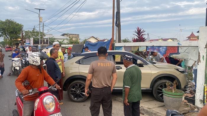 Sebuah-mobil-Honda-HRV-menabrak-pagar-kuburan.jpg