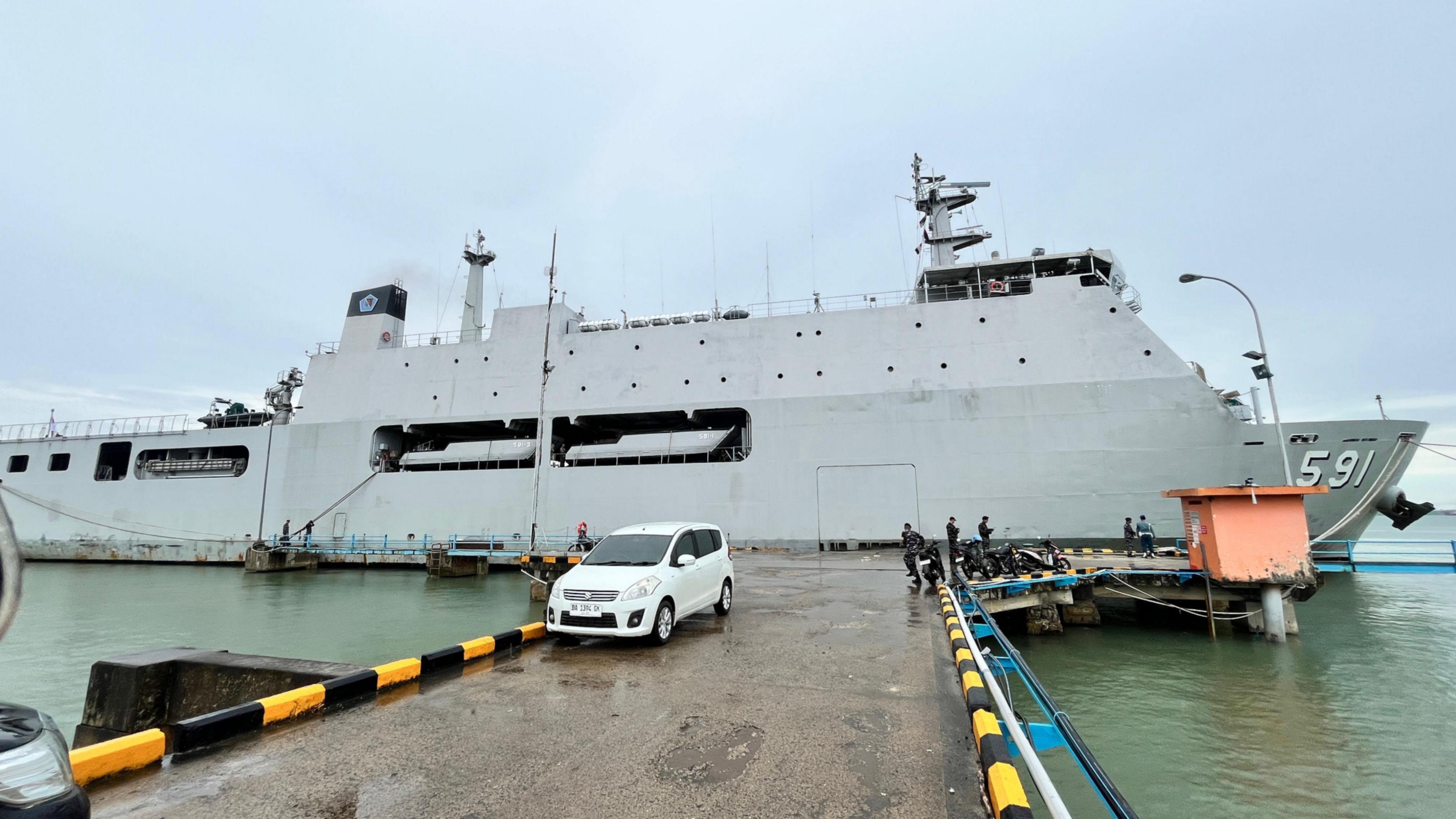 KRI Surabaya Sandar di Kotabaru, Angkut Alat Berat Bantu Pulihkan Aceh