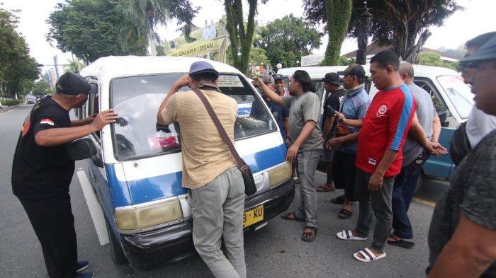 Sejumlah-angkot-diberhentikan-paksa-akibat-tetap-12.jpg
