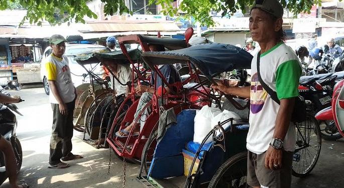 Sejumlah-becak-di-Pasar-Tanjung-menunggu-penumpang-di-pangkalan-depan-Pasar-Tanjung.jpg