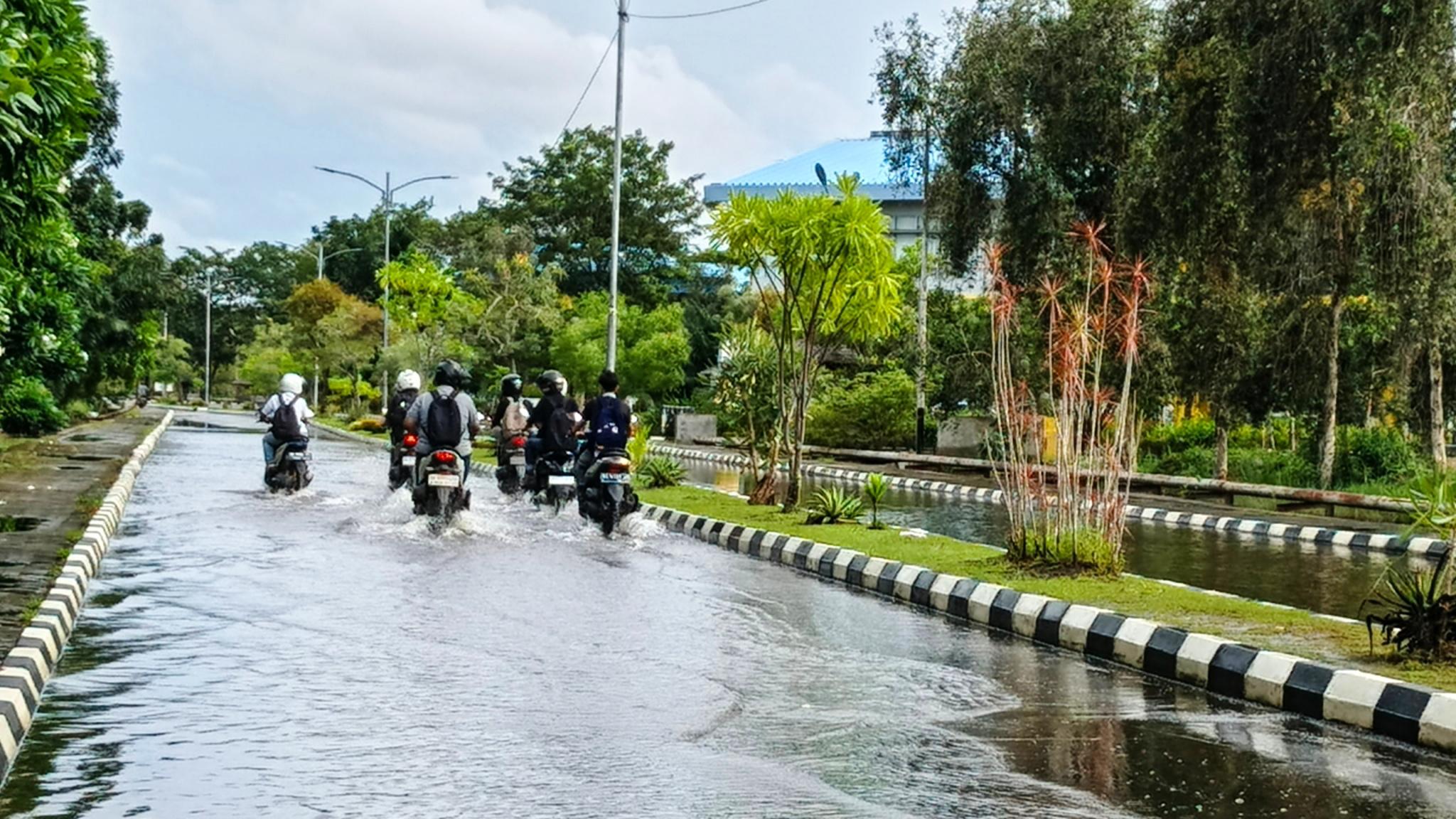 Sejumlah-mahasiswa-ULM-saat-melintasi-jalan-tergenang-di-lingkungan-kampus-Banjarmasin.jpg