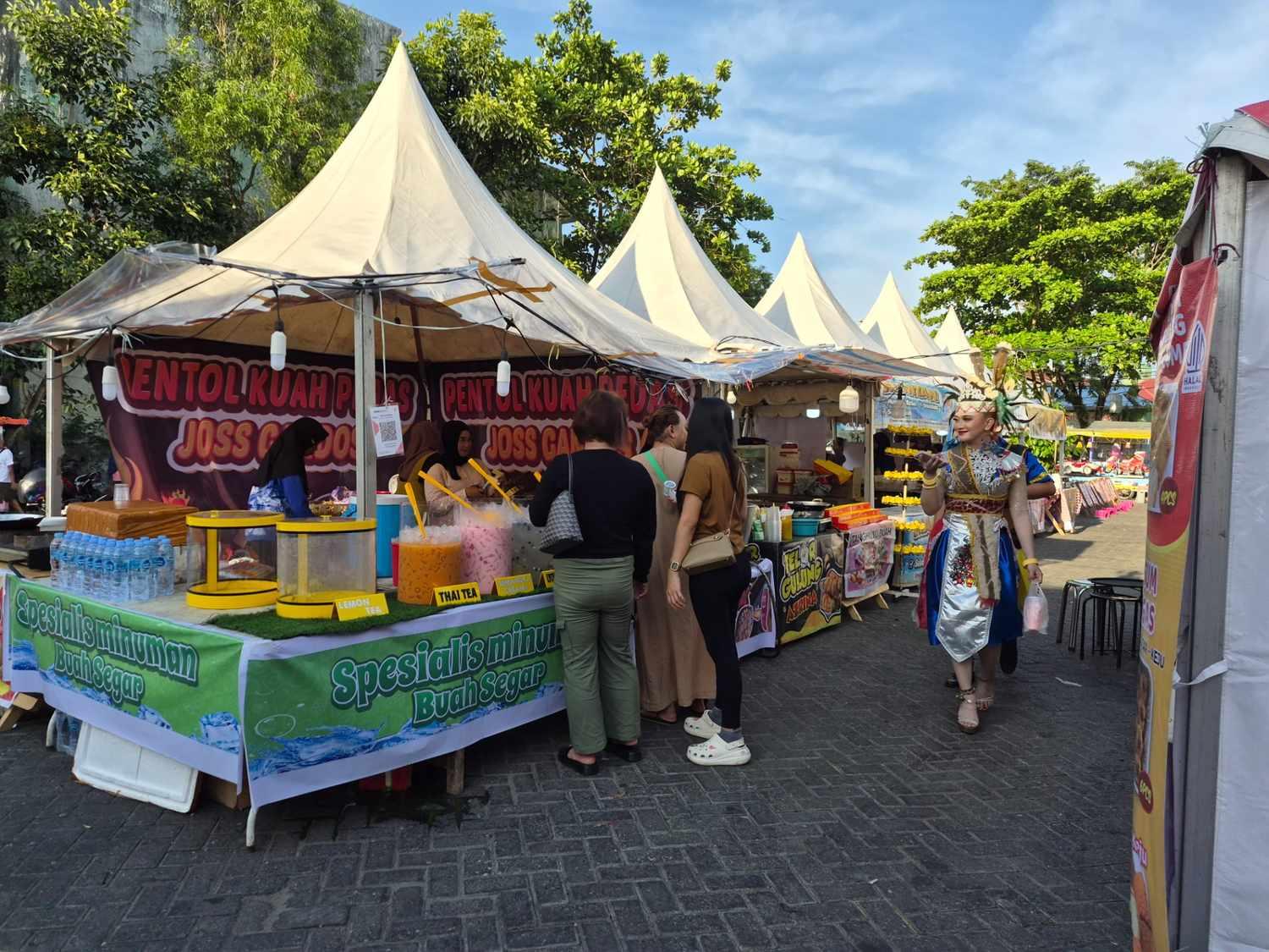Sejumlah-stand-kuliner-yang-ada-di-event-Youtfest-2025-bertempat-di-Lapangan-Kamboja.jpg