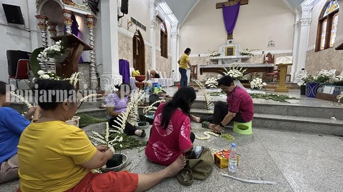 Jelang Ibadah Kamis Putih, Begini Persiapan di Gereja Katedral Keuskupan Banjarmasin