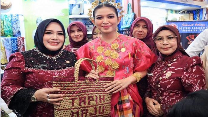 Ketua Dekranas Pusat Selvi Gibran Kunjungi Stan Tapin, Hj Faridah Kenalkan Produk Unggulan - Banjarmasinpost.co.id