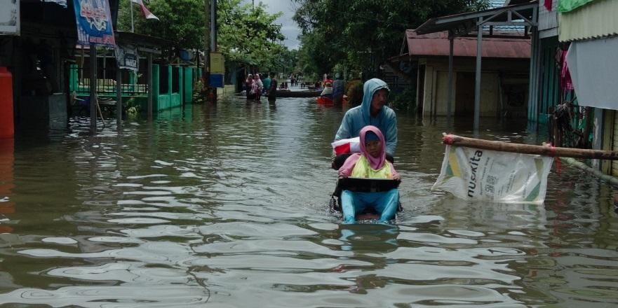 Seorang-ayah-dan-anaknya-yang-merupakan-penyandang-disabilitas-enerjang-banjir-2.jpg