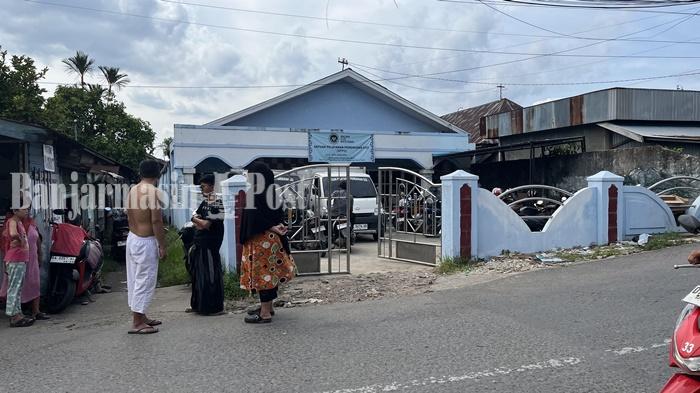 Seorang-lelaki-melakukan-aksi-premanisme-di-halaman-Gedung-SPPG-Banjarmasin-Barat.jpg