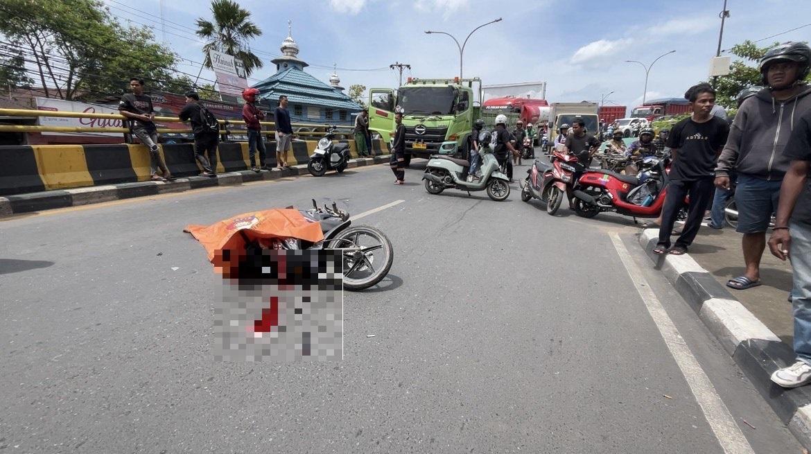 Seorang-pengendara-motor-berplat-merah-tewas-dan-tergeletak-di-atas-Jembatan-S-Parman.jpg