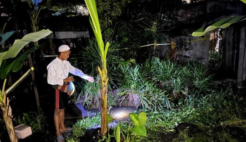 Seorang-warga-menunjukkan-lokasi-sumur-kecil-tempat-Husin-tewas.jpg