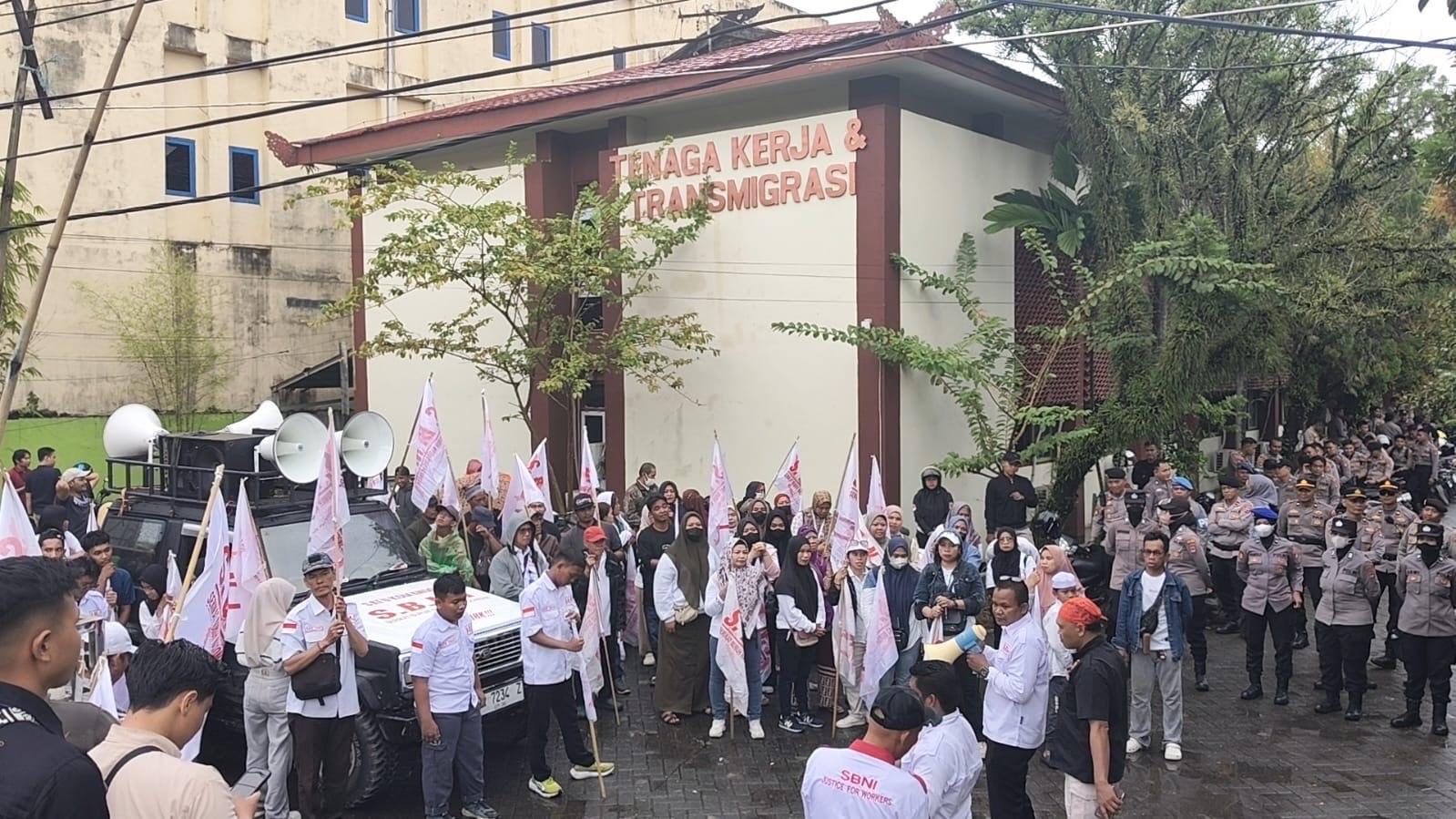 Serikat-Buruh-Nasional-Indonesia-SBNI-menyampaikan-aspirasi-di-depan-Kantor-Disnakertrans-01.jpg