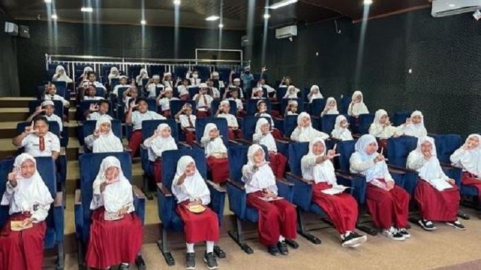 Siswa-SDN-Kayu-Bawang-I-antusias-menonton-film-Syekh-Arsyad-Al-Banjari1.jpg