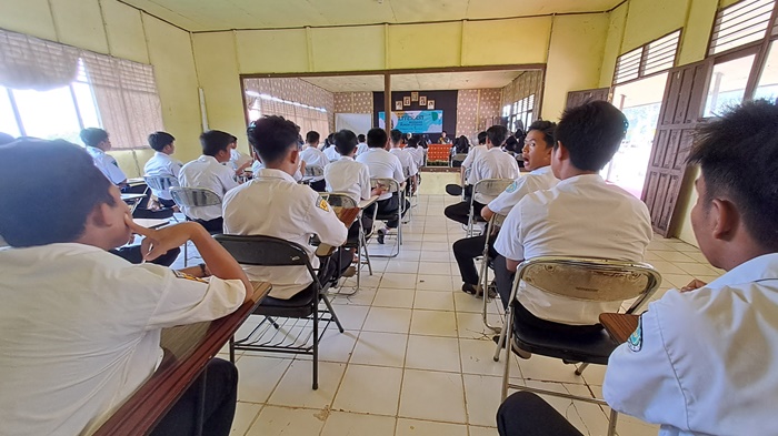 Siswa-SMAN-1-Bakumpai-menyimak-arahan-Bunda-Literasi-Batola-Suharyanti1.jpg