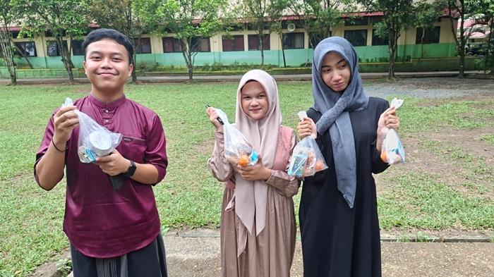 Menu MBG Saat Ramadan di SMAN 2 Banjarbaru, Telur, Roti, Jeruk dan Susu Dibungkus Plastik