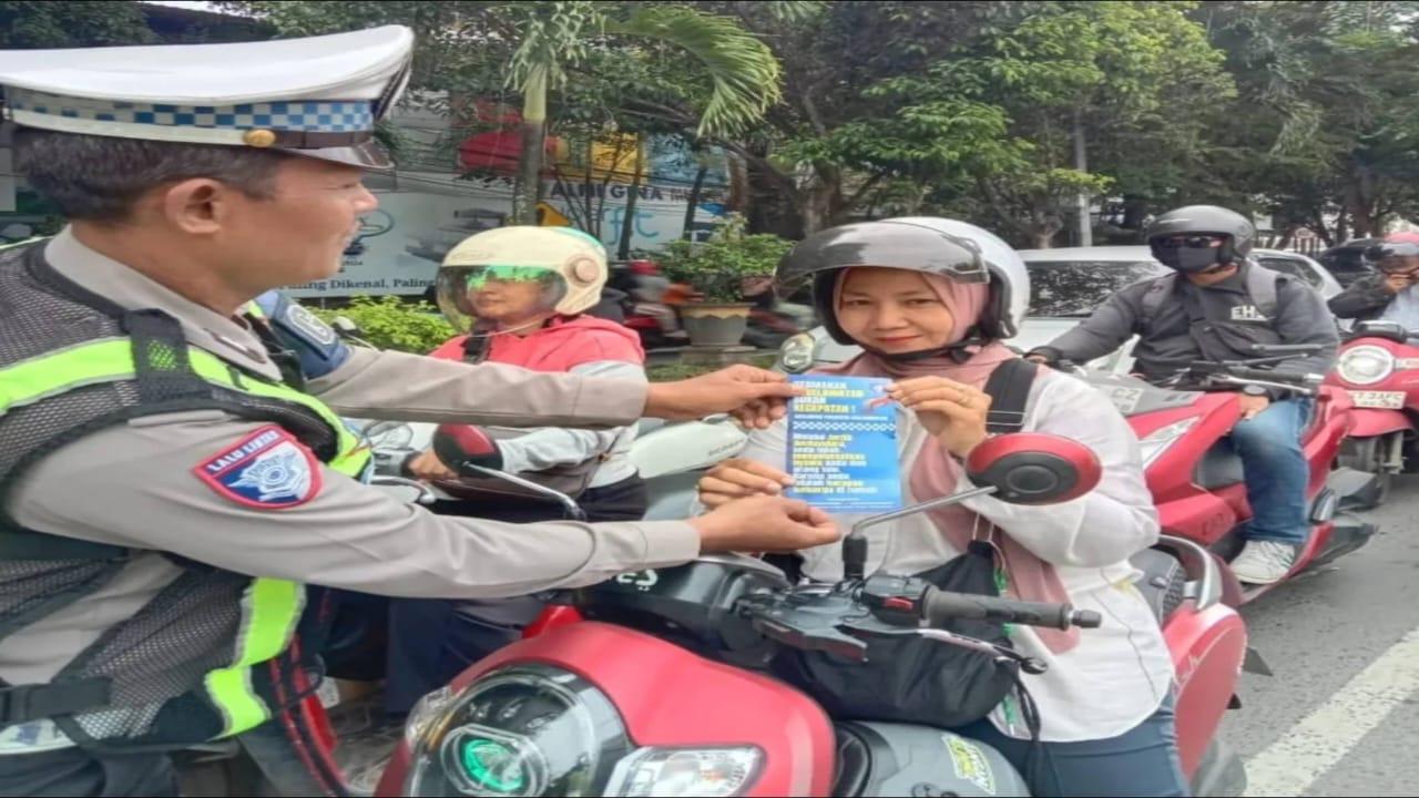 Sosialisasikan Keselamatan Berkendara, Satlantas Polresta Banjarmasin Bagikan Leaflet Edukasi