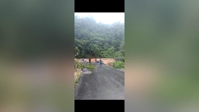 Sreenshot-video-beredar-di-Medsos-saat-akses-jalan-Loksado-Batulicin-1.jpg