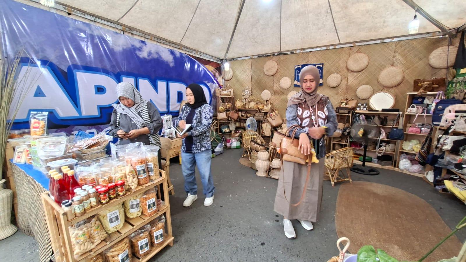 Stand-yang-menampilkan-hasil-kerajinan-diminati-pengunjung.jpg