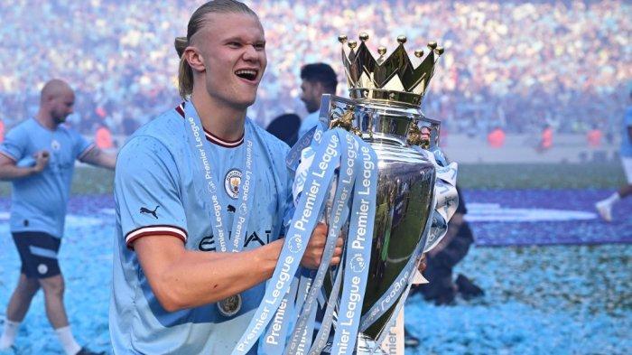 banjarmasin/Striker-Manchester-City-Erling-Haaland-Berpose-Bersama-Trofi-Liga-Inggris.jpg