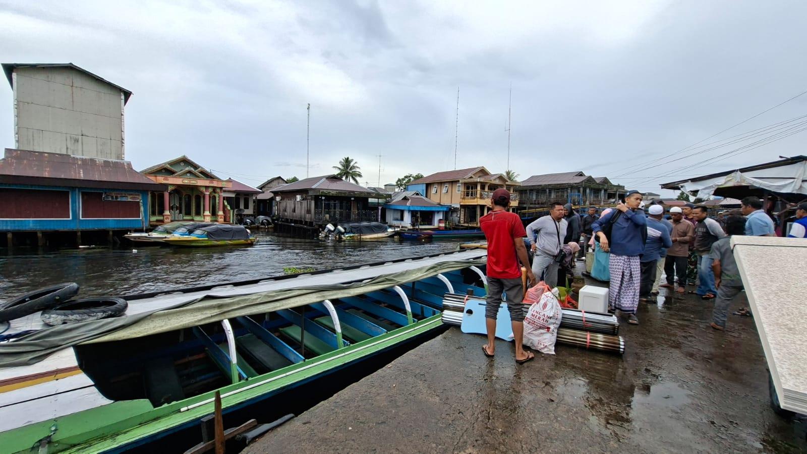 Suasana-Dermaga-Danau-Panggang-Kabupaten-HSU-Penumpang-membawa-barang-masuk-kapal.jpg