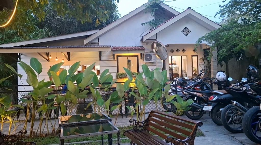 Suasana-Kafe-Livy-di-Pusat-Kota-Barabai-1.jpg