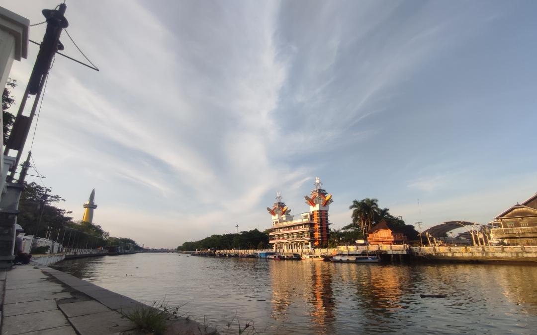 Suasana-cerah-pada-sore-hari-di-Siring-Sungai-Martapura-Banjarmasin-2015.jpg
