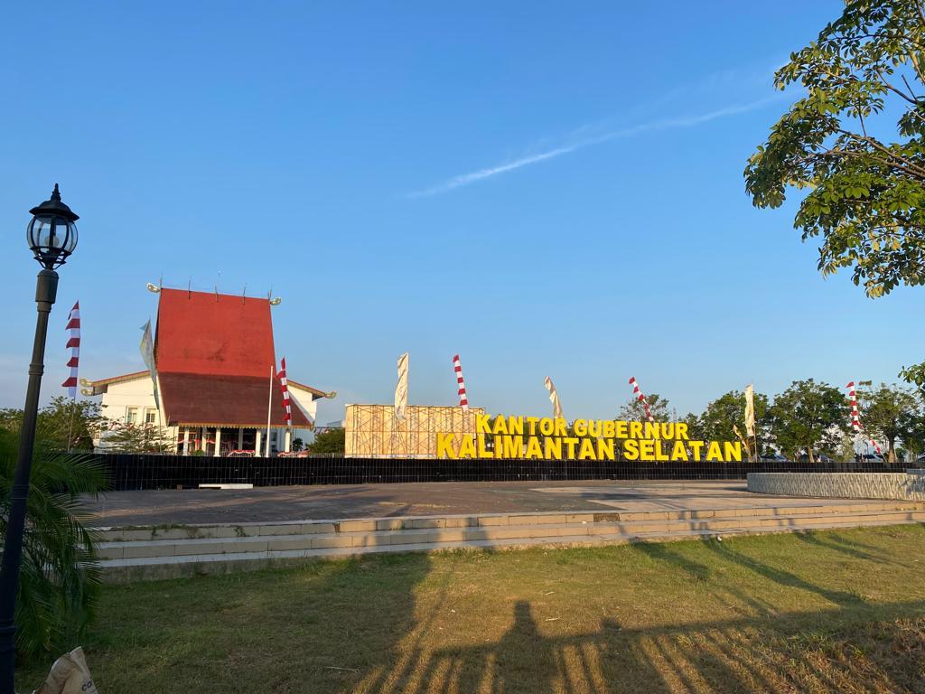 Suasana-depan-Kantor-Gubernur-Kalimantan-Selatan-di-Banjarbaru.jpg