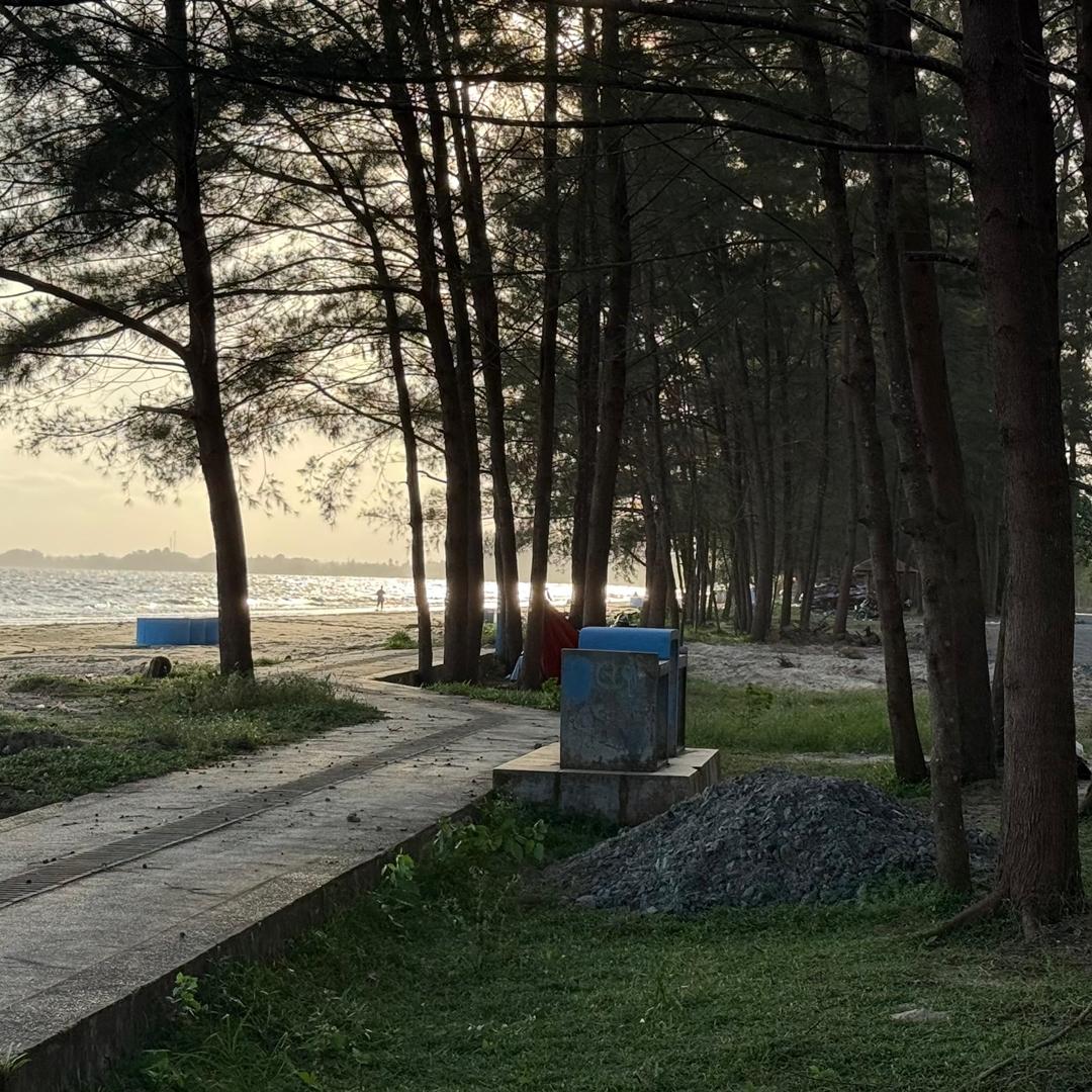 Suasana-di-Pantai-Rindu-Alam-yang-terletak-di-Desa-Betung-Kecamatan-Kusan-Hilir.jpg