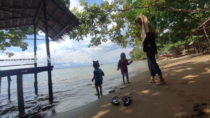 Wisata Kalsel - Berkunjung ke Pantai Teluk Bakau, Nikmati Sensasi Debur Ombak Kotabaru 