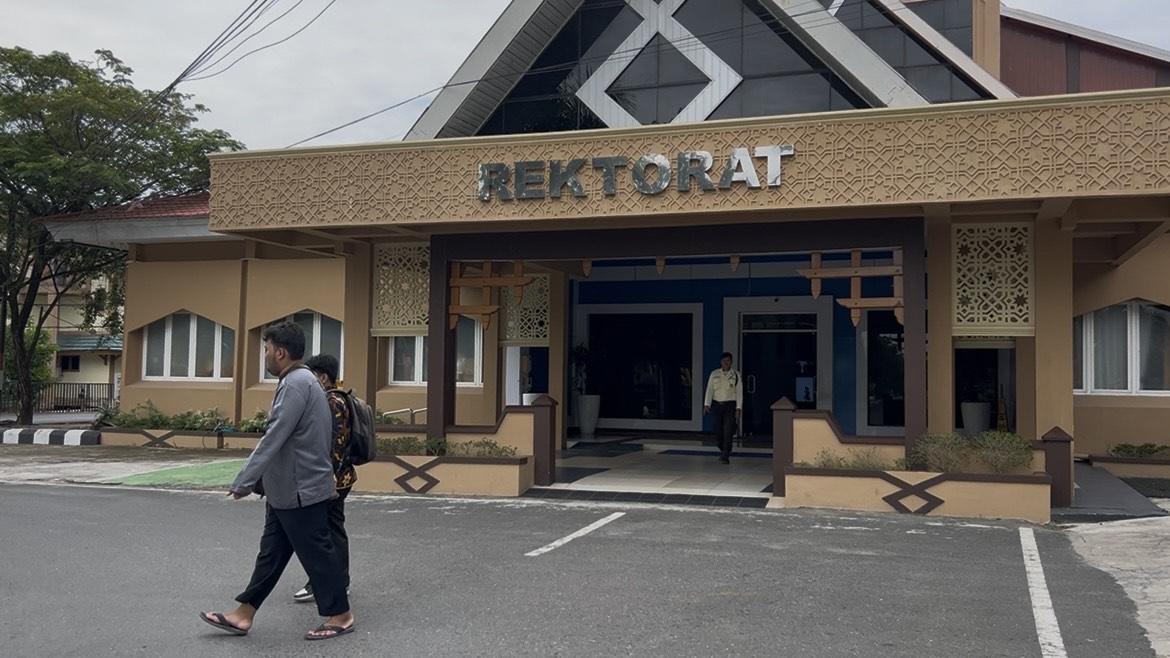 Suasana-di-depan-gedung-Rektorat-kampus-UIN-Antasari-Banjarmasin2.jpg