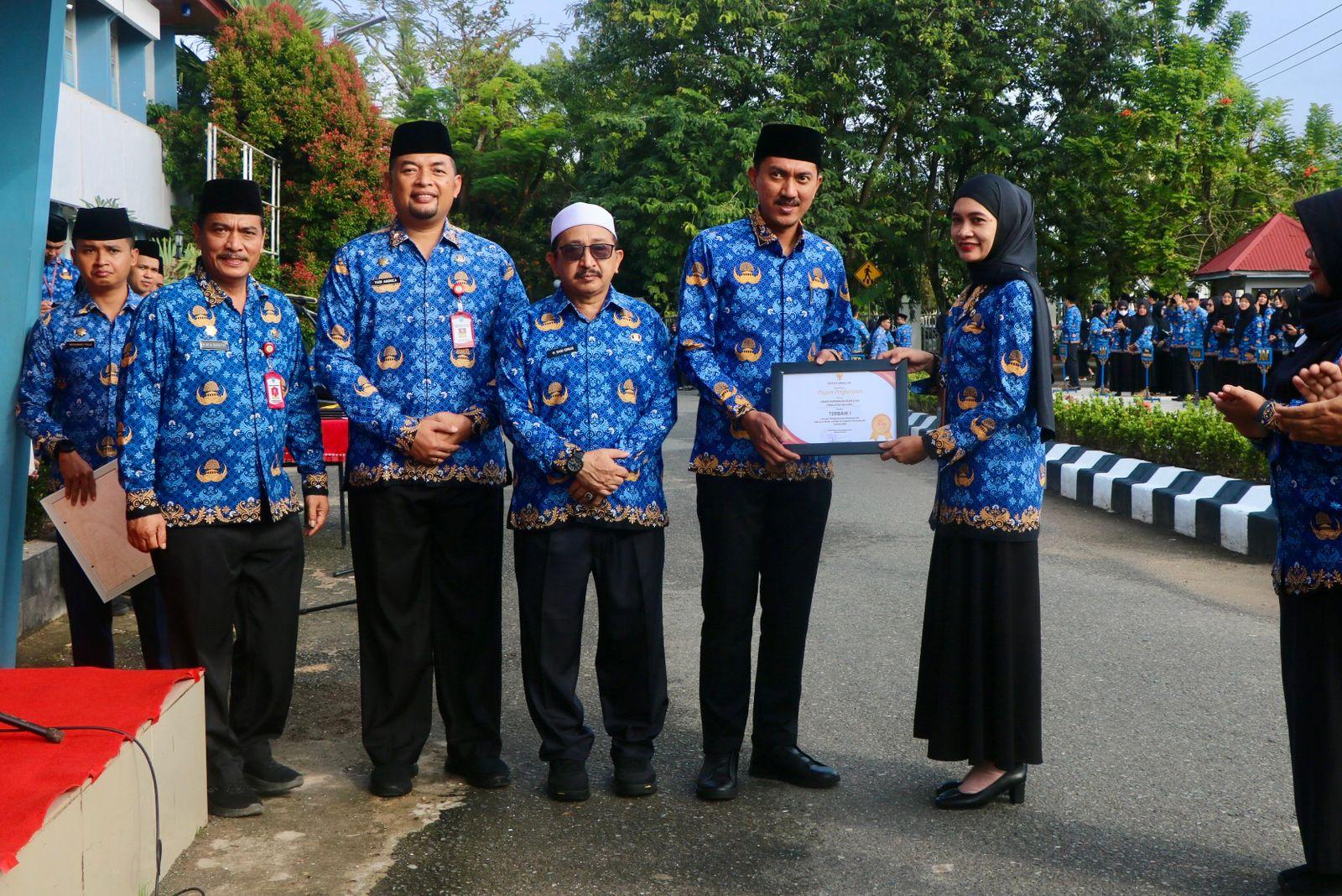 Suasana-ketika-Bupati-Banjar-H-Saidi-Mansyur-memyerahkan-Penghargaan.jpg