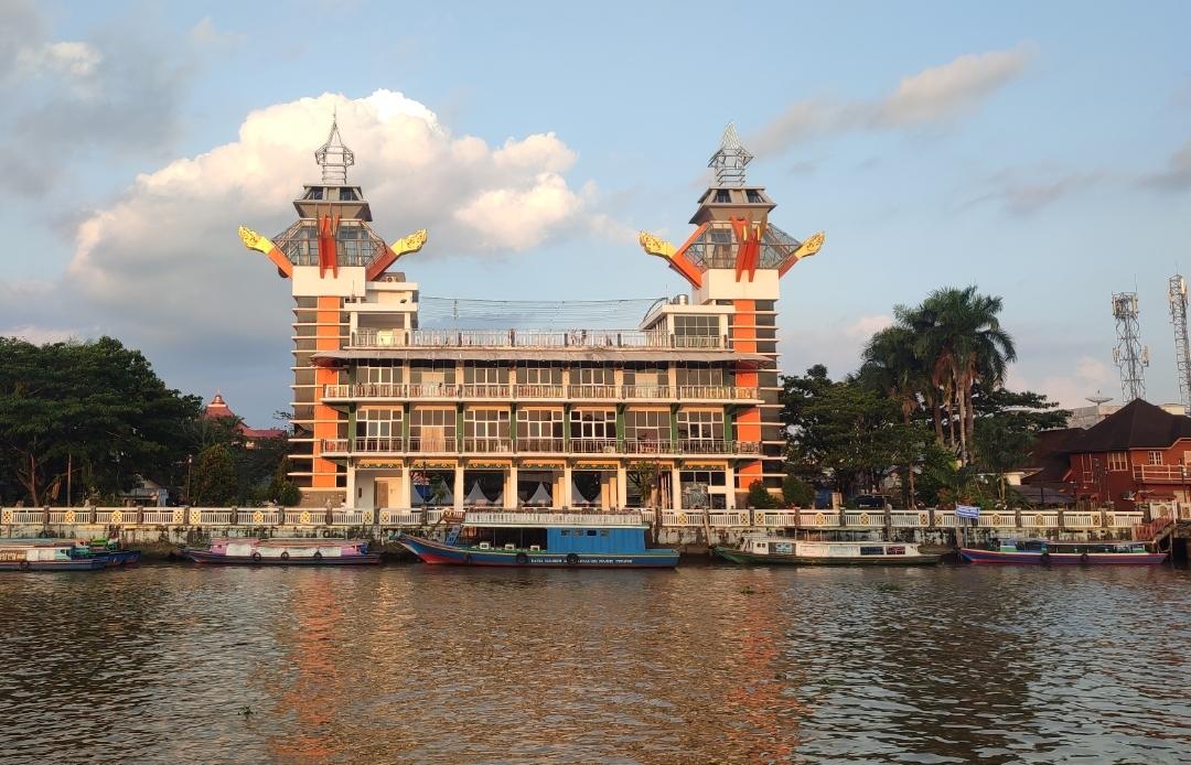 Suasana-menara-pandang-Siring-Sungai-Martapura-Banjarmasin-Rabu.jpg