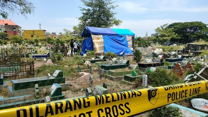 Suasana-pembongkaran-kuburan-almarhum-Irna-36-di-Makassar.jpg