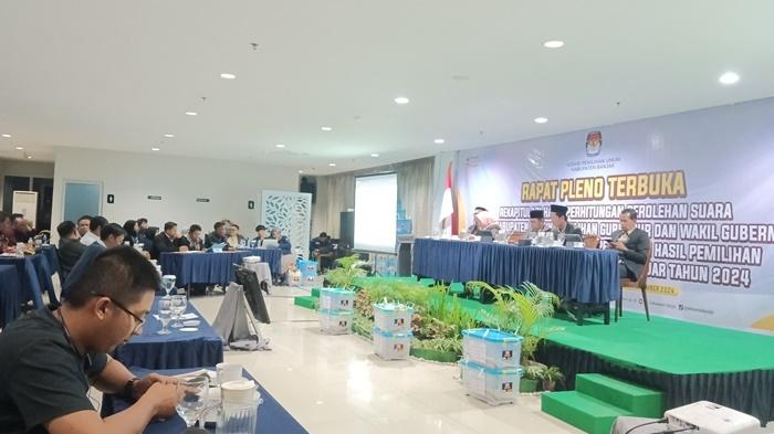 Suasana-proses-rekapitulasi-perhitungan-suara-Pilkada-Serentak-2024.jpg