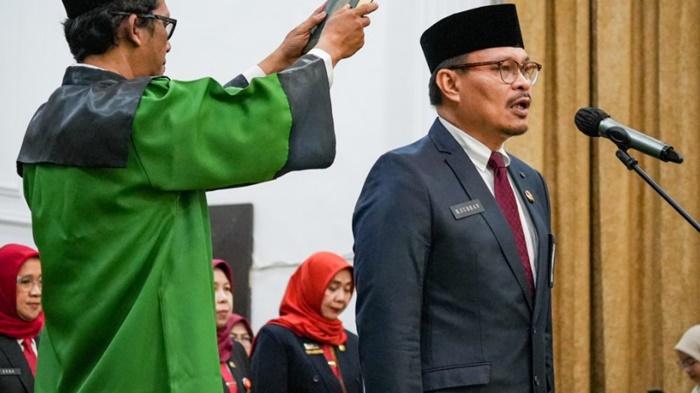 Subhan-Nor-Yaumil-saat-diambil-sumpah-Pj-Seka-Banjarbaru.jpg