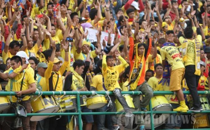 Suporter-Barito-Putera-Jumat-20122013-lalu2.jpg