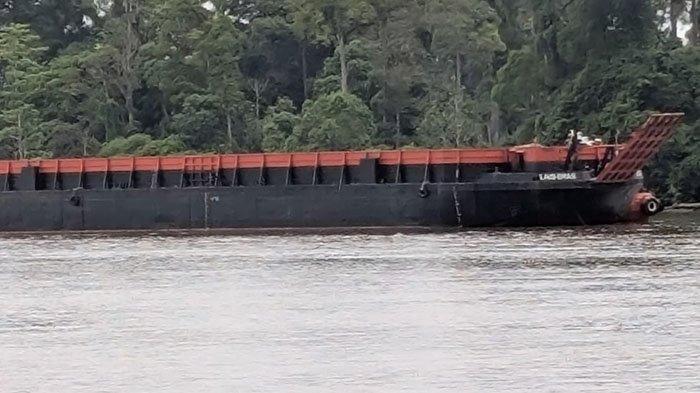 TABRAK-JEMBATAN-Tangkapan-layar-kapal-tongkang-12.jpg