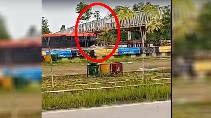 TABRAK-JEMBATAN-Tangkapan-layar-kapal-tongkang-yang-hendak-menabrak-112.jpg