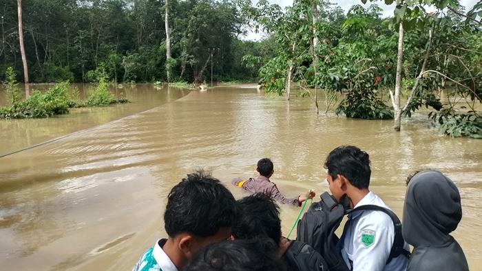 TARIK-PERAHU-Bhabinkamtibmas-Polsek-JuaiSD.jpg