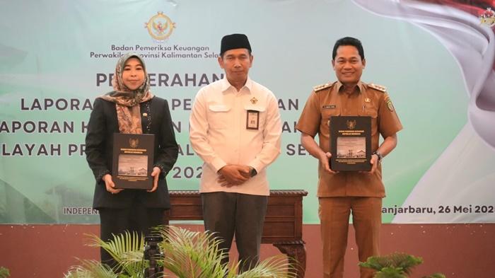 TERIMA-LHP-Bupati-Balangan-Abdul-Hadi-didampingi-Ketua-DPRD-Kabupaten1.jpg