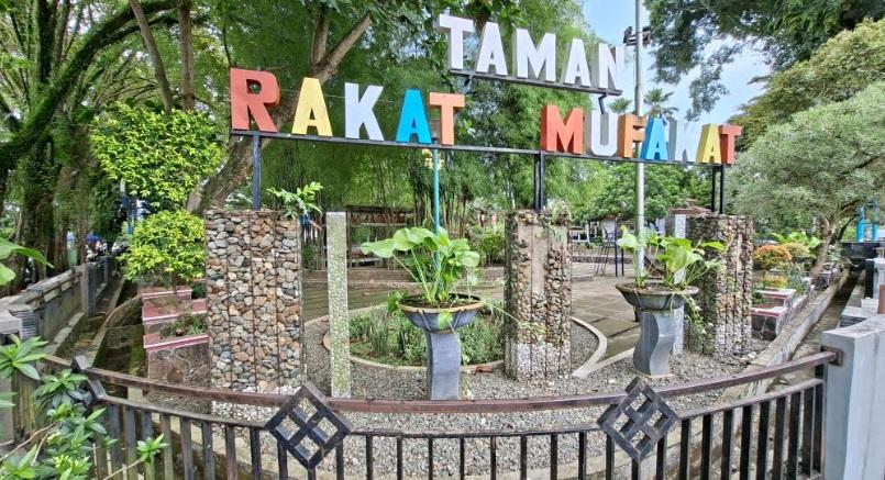 Taman-Rakat-Mufakat-di-Kota-Kandangan-dengan-menyediakan-tempat-yang-sejuk.jpg