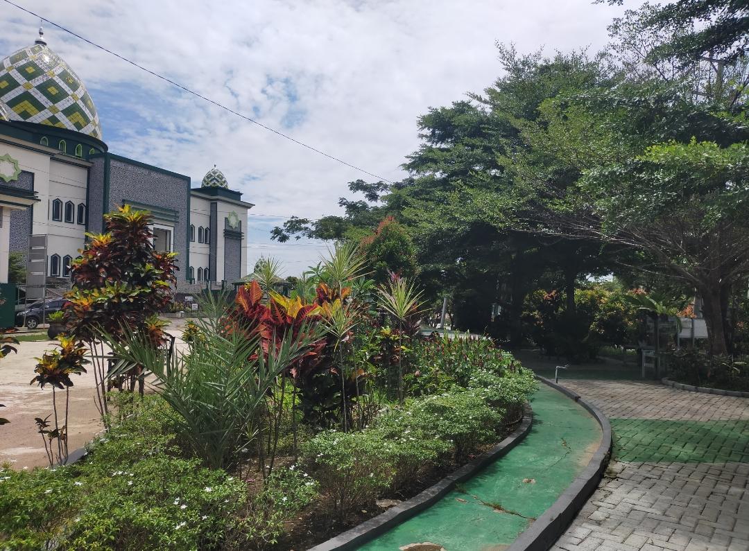 Taman-yang-berada-di-kawasan-Masjid-Al-Akbar-Paringin.jpg