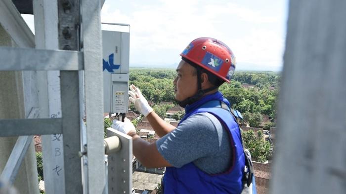 Teknisi-cek-jaringan-BTS-milik-XL-Axiata-di-Kecamatan-Mantingan-Ngawi-Selasa-20122022.jpg
