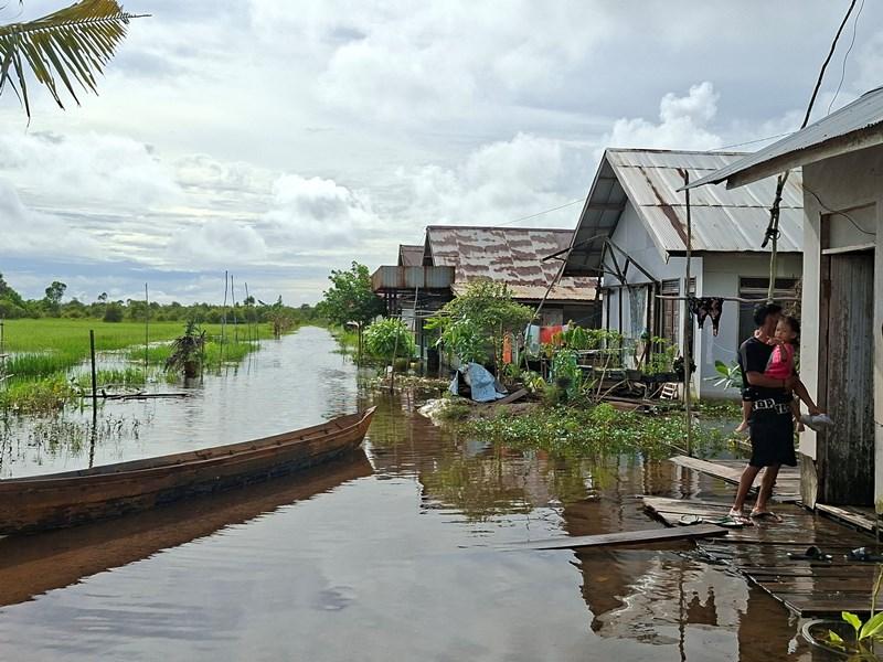 Teks-Rumah-warga-terendam-banjir-di-kawasan-Pengayuan.jpg
