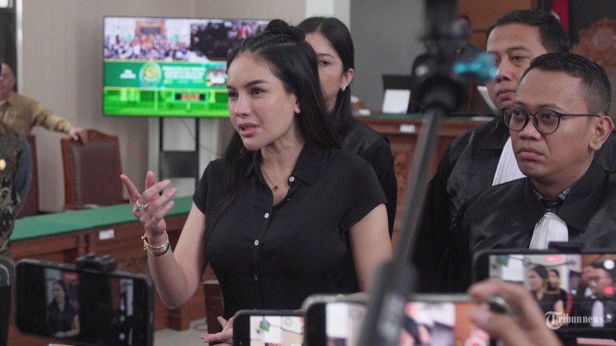 Terdakwa-artis-Nikita-Mirzani-memberikan-keterangan-pers.jpg