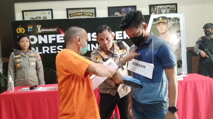 Tersangka-pelaku-pembunuhan-MD-alias-Dadau-23-di-depan-Kapolres-Tapin-AKBP-Ernesto-Saiser.jpg
