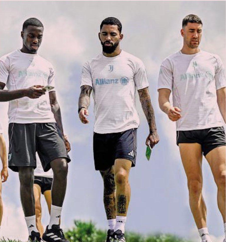 Tiga-pemain-Juventus-termasuk-Nico-González-tampak-santai-selesai-latihan.jpg